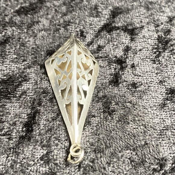 Vintage Sterling Silver Gothic Scrollwork Pyramid Necklace Pendent 2.2 g - Picture 3 of 7
